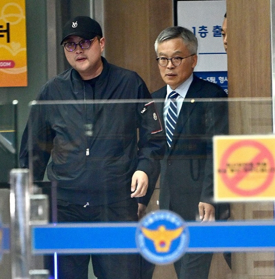 '음주 뺑소니' 혐의를 받는 트로트 가수 김호중이 21일 오후 서울 강남경찰서에서 조사를 마친 뒤 귀가하고 있다.<연합뉴스>